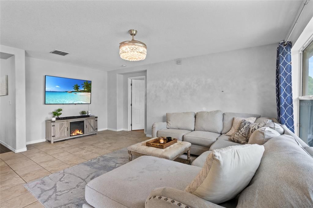 合同活跃: $470,000 (4 贝兹, 2 浴室, 1940 平方英尺)