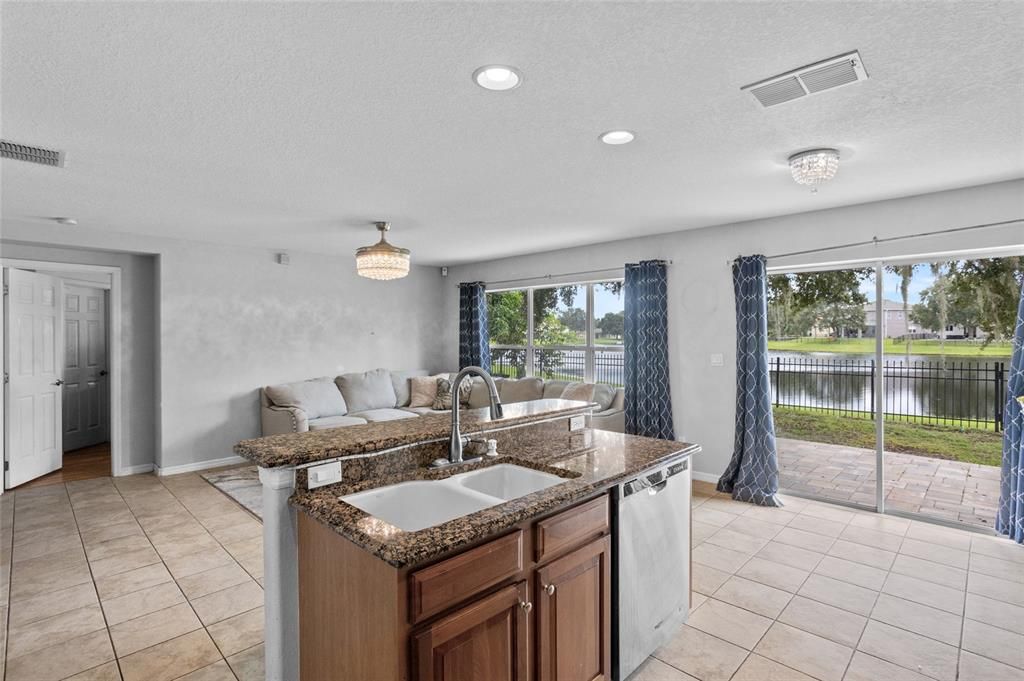 合同活跃: $470,000 (4 贝兹, 2 浴室, 1940 平方英尺)