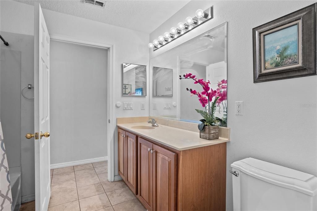 合同活跃: $470,000 (4 贝兹, 2 浴室, 1940 平方英尺)