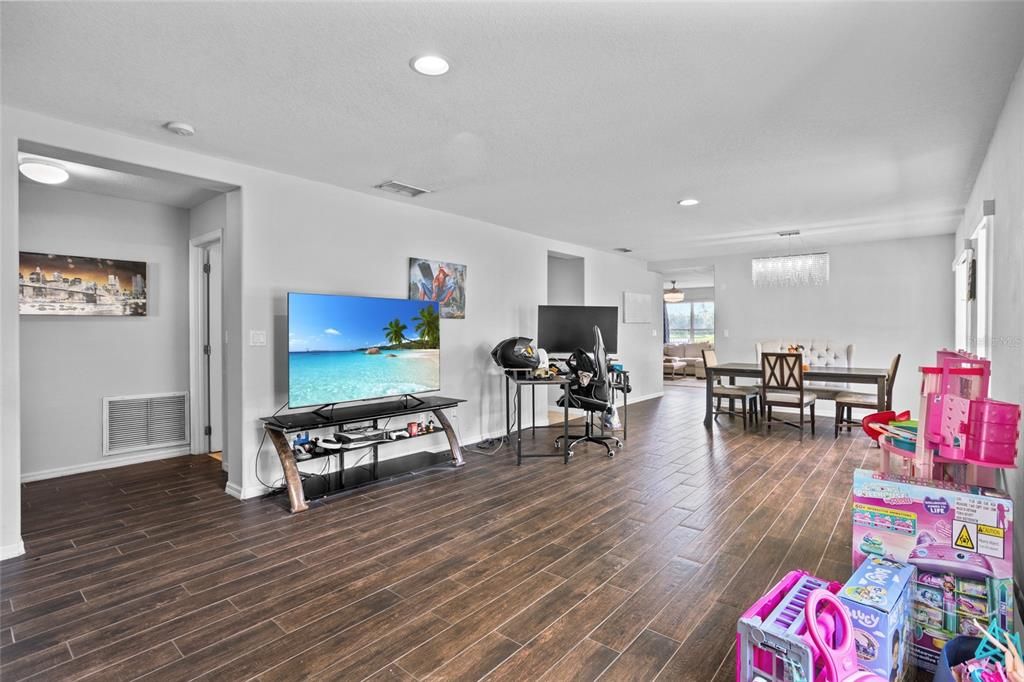 合同活跃: $470,000 (4 贝兹, 2 浴室, 1940 平方英尺)