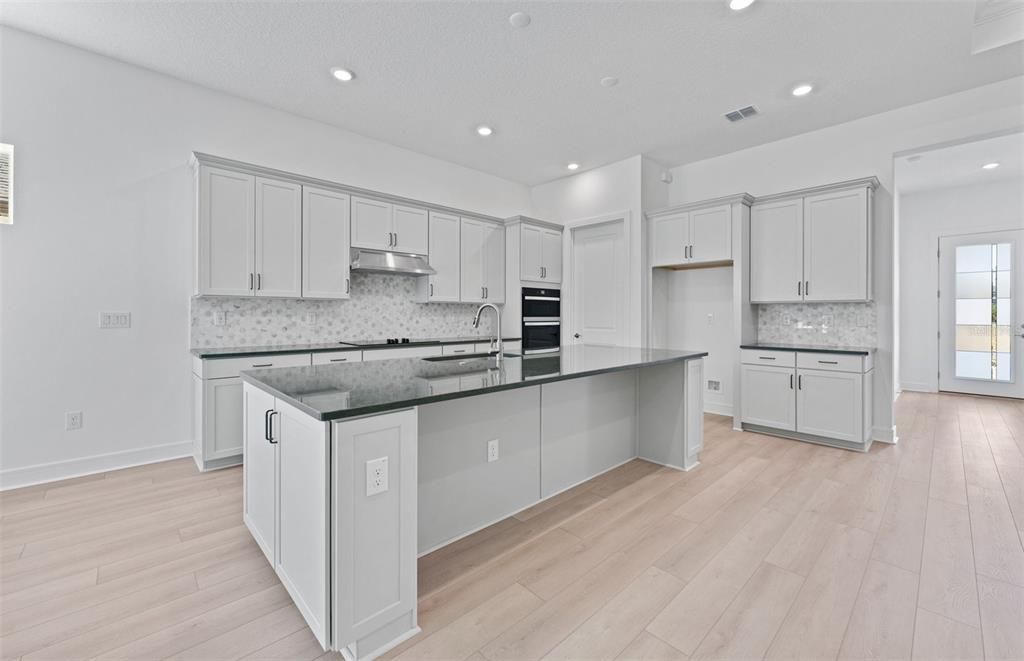 En Venta: $551,850 (3 camas, 3 baños, 2483 Pies cuadrados)