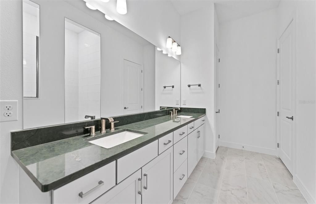 En Venta: $551,850 (3 camas, 3 baños, 2483 Pies cuadrados)