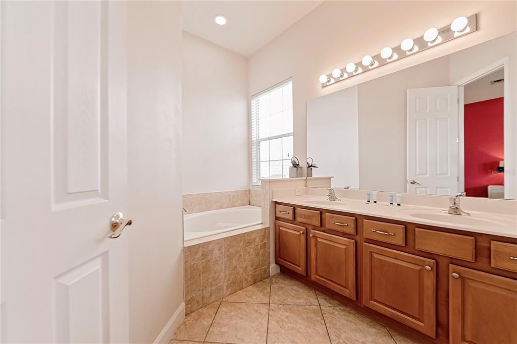 待售: $675,000 (5 贝兹, 4 浴室, 3270 平方英尺)