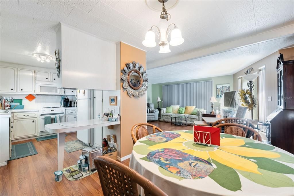 На продажу: $145,000 (2 спален, 2 ванн, 992 Квадратных фут)