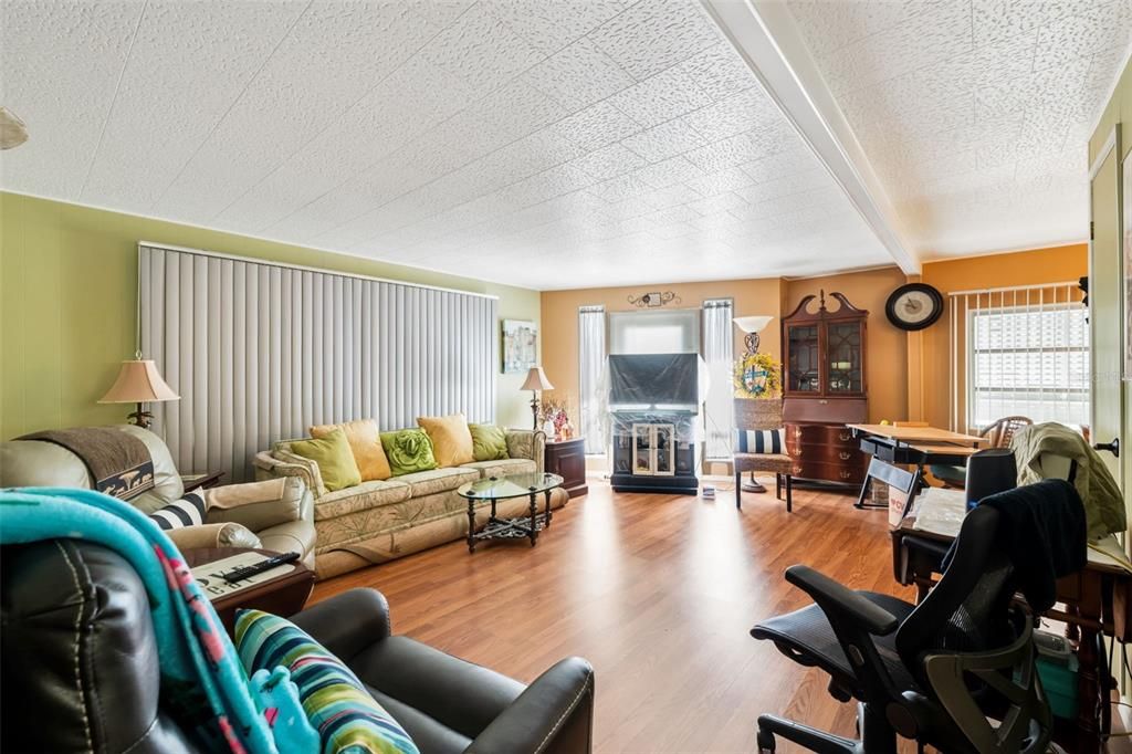 На продажу: $145,000 (2 спален, 2 ванн, 992 Квадратных фут)