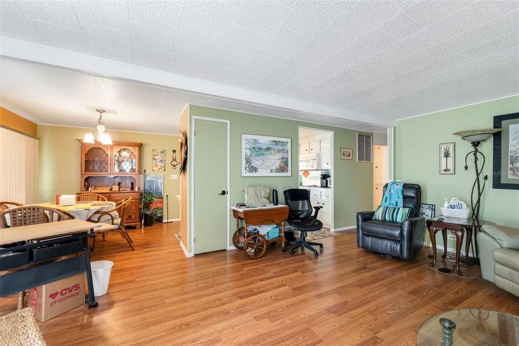 На продажу: $145,000 (2 спален, 2 ванн, 992 Квадратных фут)