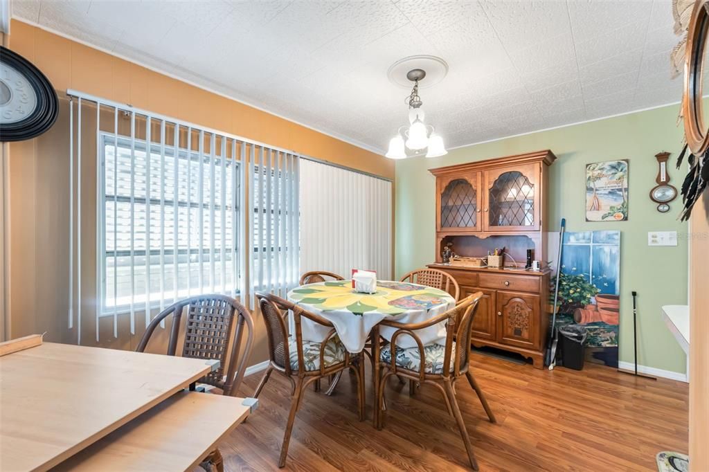 На продажу: $145,000 (2 спален, 2 ванн, 992 Квадратных фут)