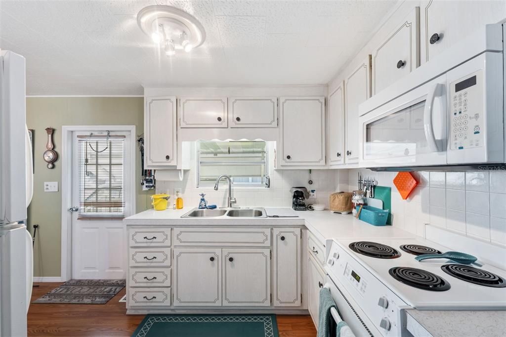 На продажу: $145,000 (2 спален, 2 ванн, 992 Квадратных фут)