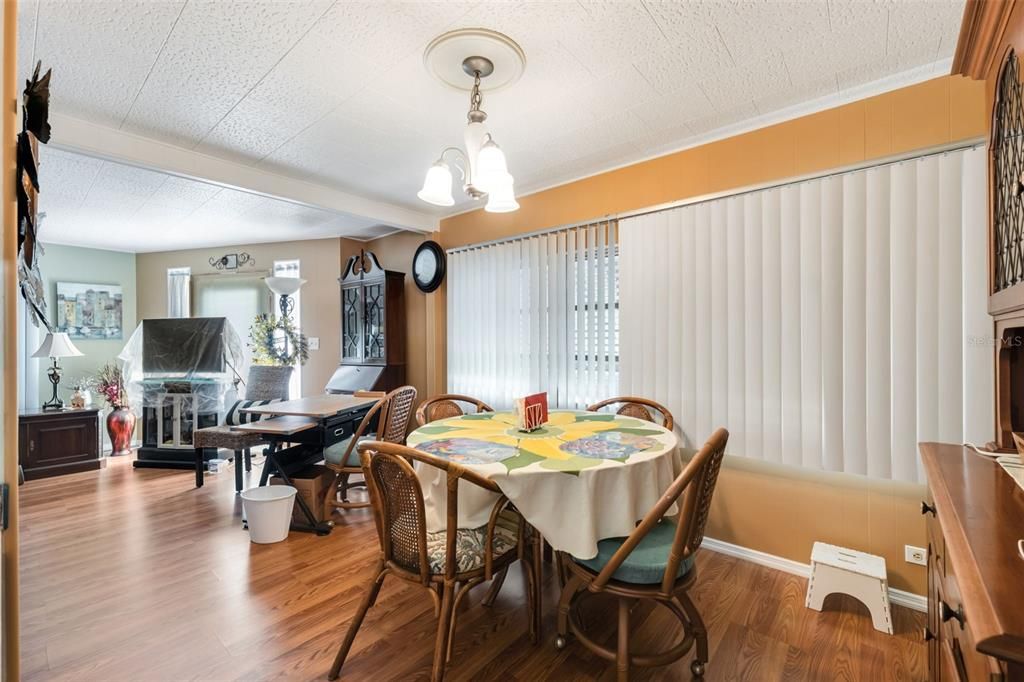 На продажу: $145,000 (2 спален, 2 ванн, 992 Квадратных фут)