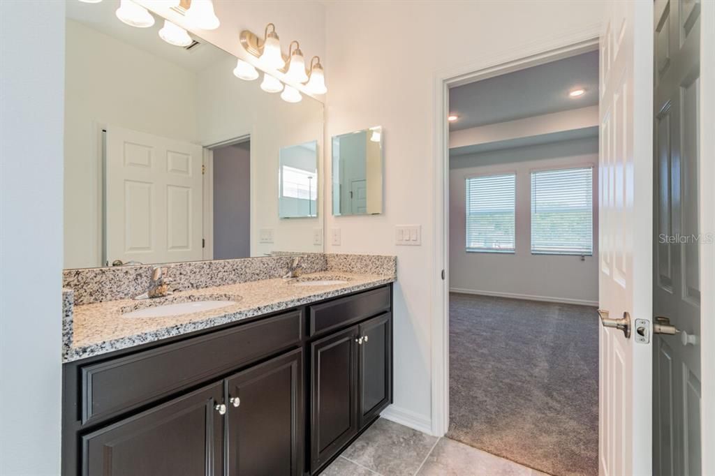 合同活跃: $299,990 (3 贝兹, 2 浴室, 1851 平方英尺)