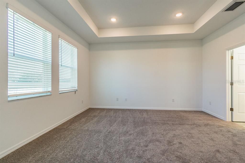 合同活跃: $299,990 (3 贝兹, 2 浴室, 1851 平方英尺)