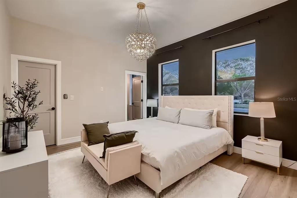 合同活跃: $1,225,000 (5 贝兹, 4 浴室, 3580 平方英尺)