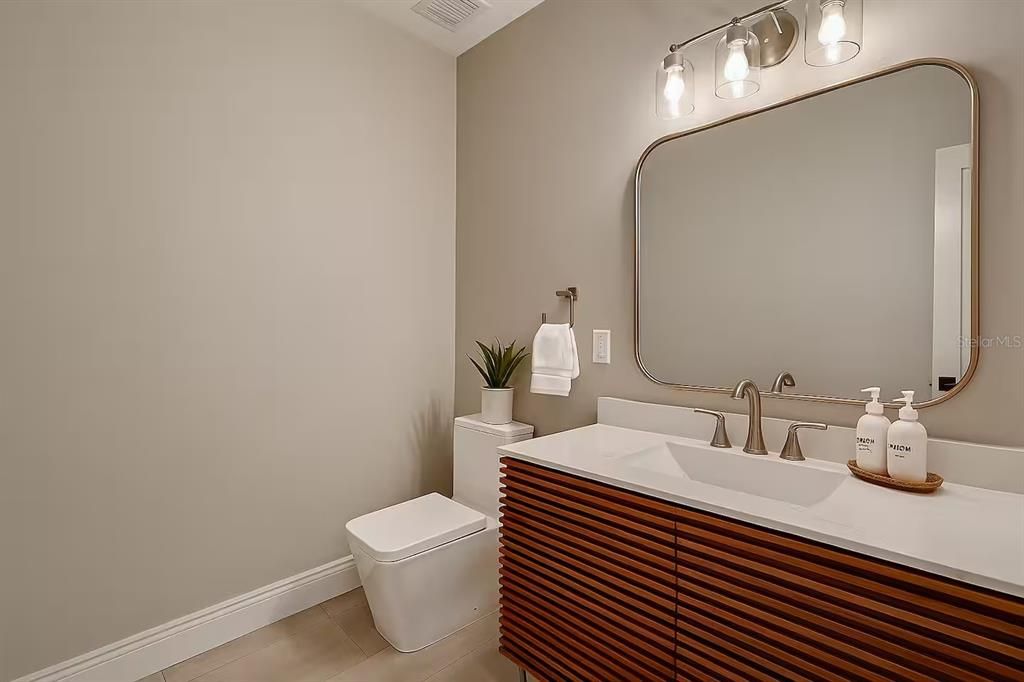 合同活跃: $1,225,000 (5 贝兹, 4 浴室, 3580 平方英尺)