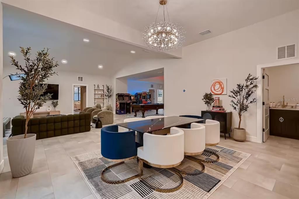 合同活跃: $1,225,000 (5 贝兹, 4 浴室, 3580 平方英尺)