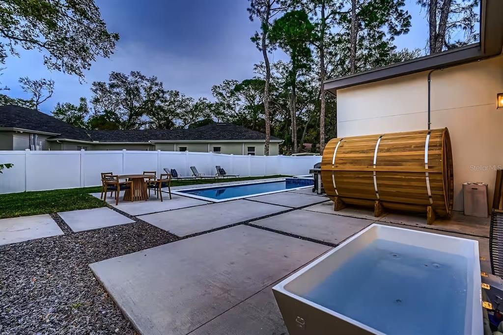 合同活跃: $1,225,000 (5 贝兹, 4 浴室, 3580 平方英尺)