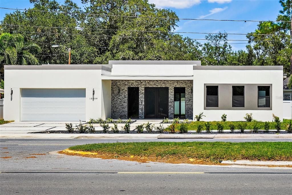 合同活跃: $1,225,000 (5 贝兹, 4 浴室, 3580 平方英尺)