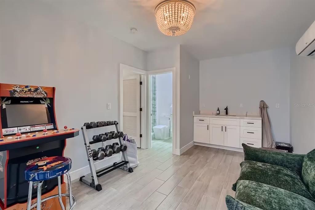 合同活跃: $1,225,000 (5 贝兹, 4 浴室, 3580 平方英尺)