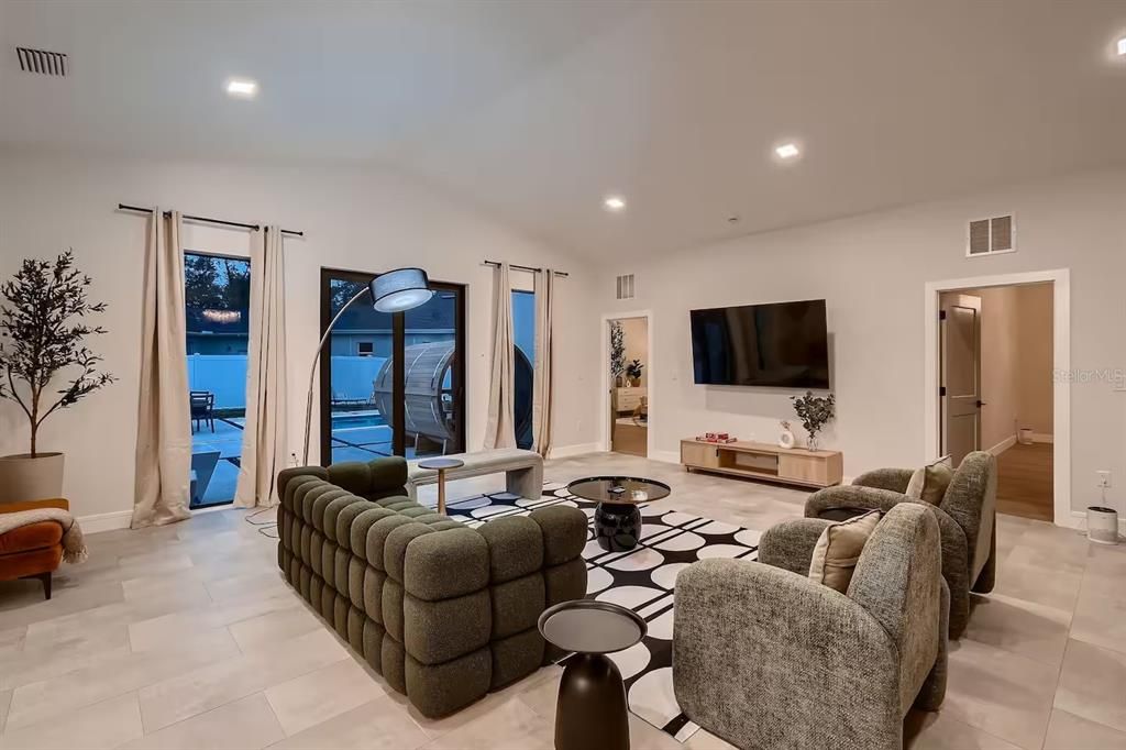 合同活跃: $1,225,000 (5 贝兹, 4 浴室, 3580 平方英尺)