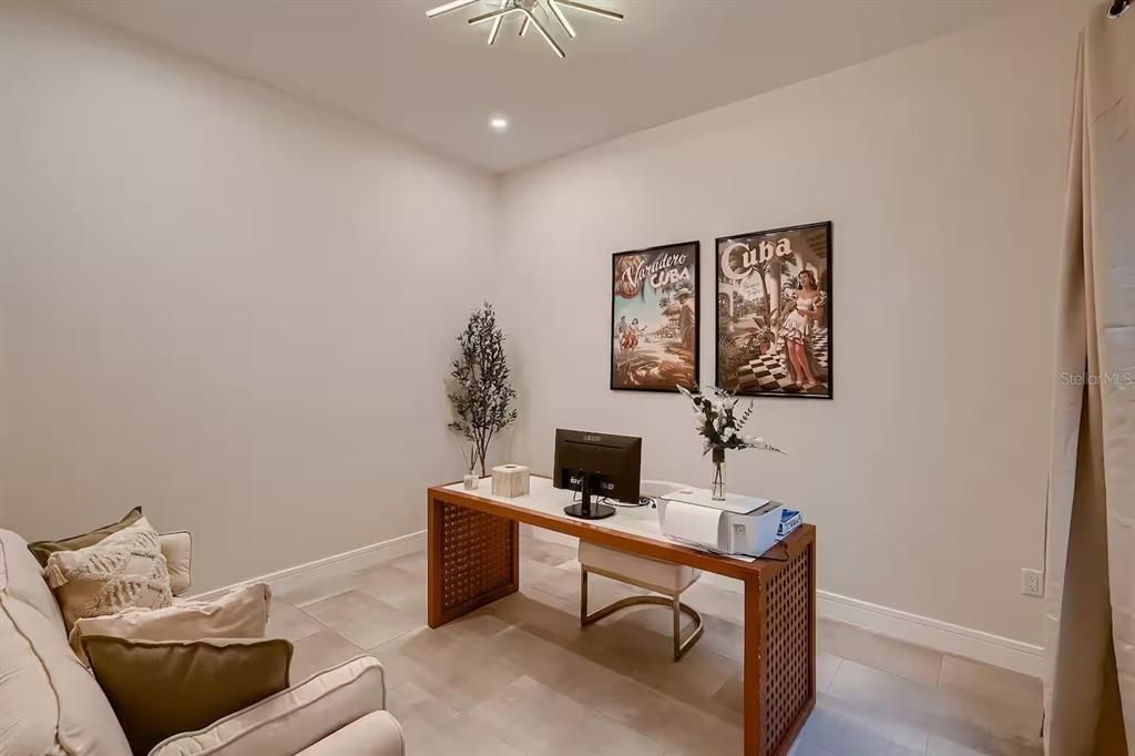 合同活跃: $1,225,000 (5 贝兹, 4 浴室, 3580 平方英尺)