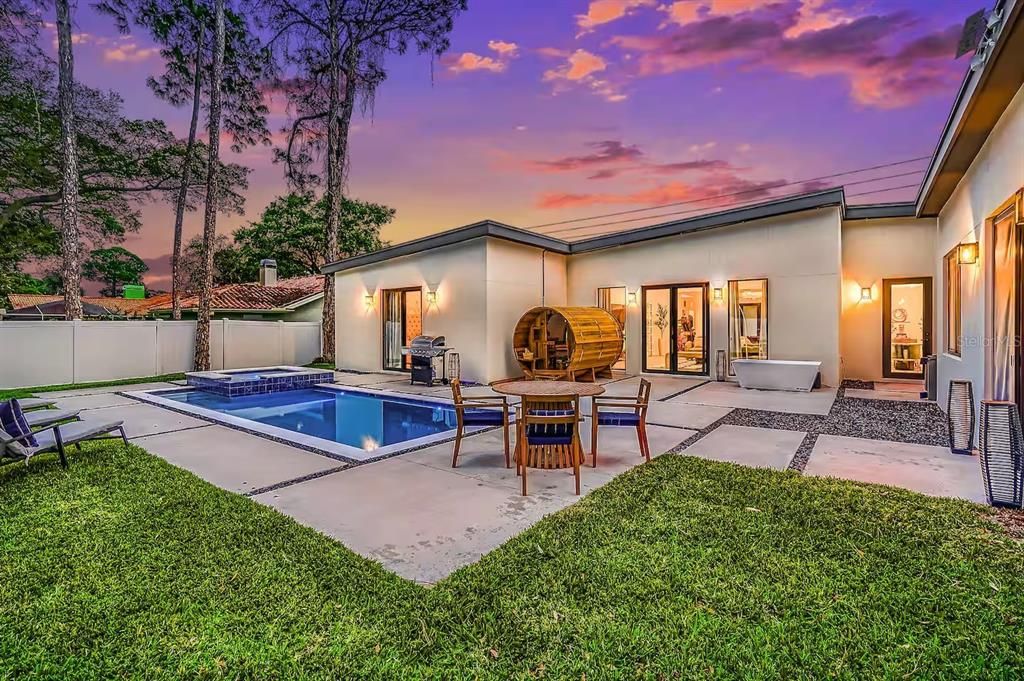 合同活跃: $1,225,000 (5 贝兹, 4 浴室, 3580 平方英尺)