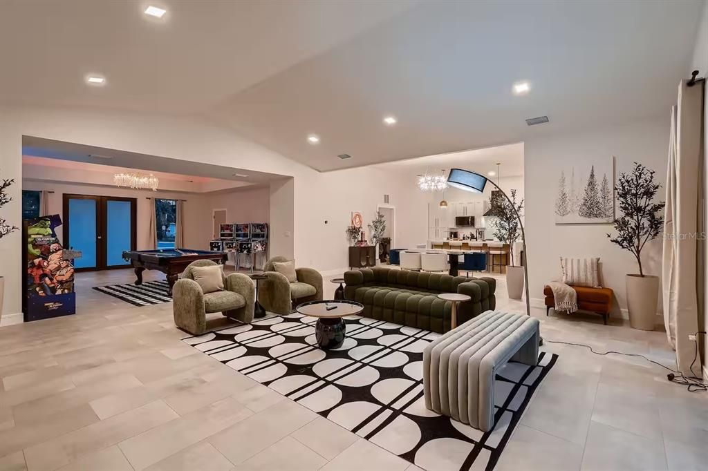 合同活跃: $1,225,000 (5 贝兹, 4 浴室, 3580 平方英尺)