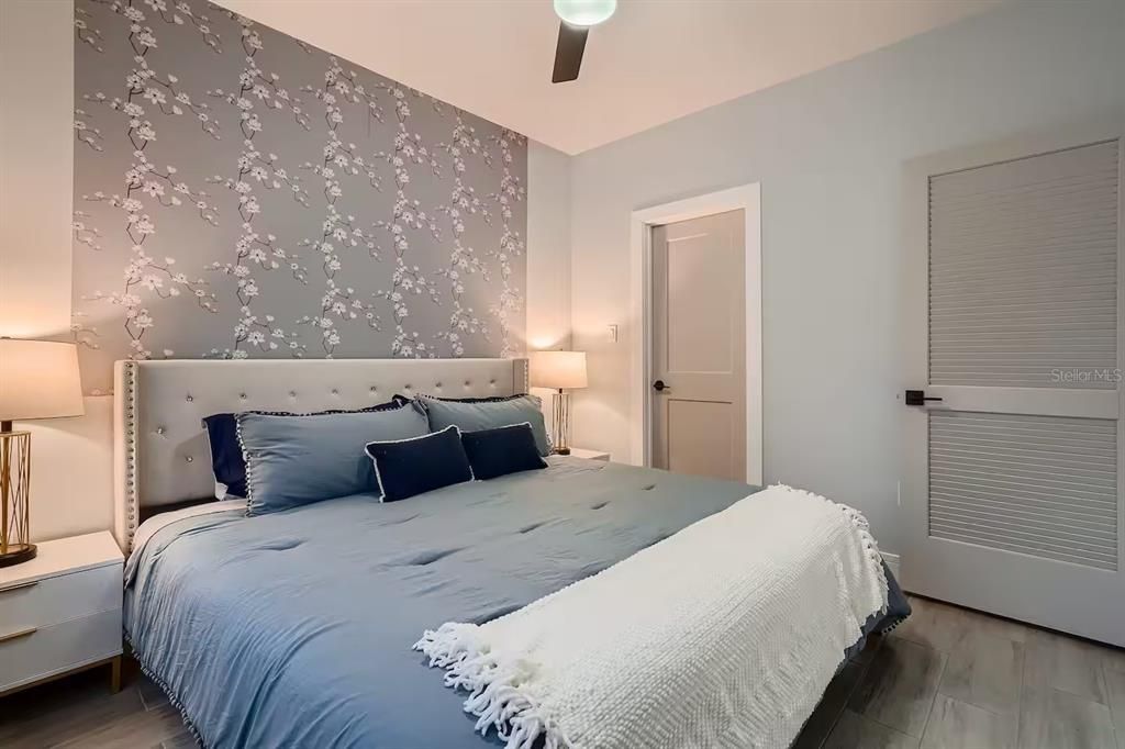 合同活跃: $1,225,000 (5 贝兹, 4 浴室, 3580 平方英尺)