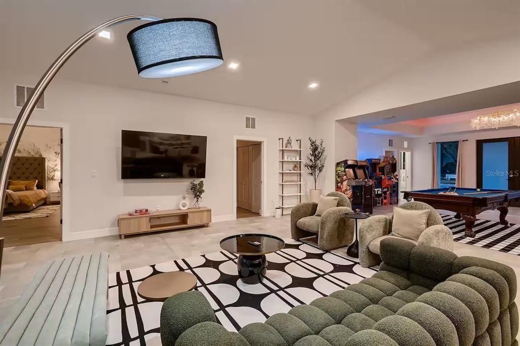 合同活跃: $1,225,000 (5 贝兹, 4 浴室, 3580 平方英尺)