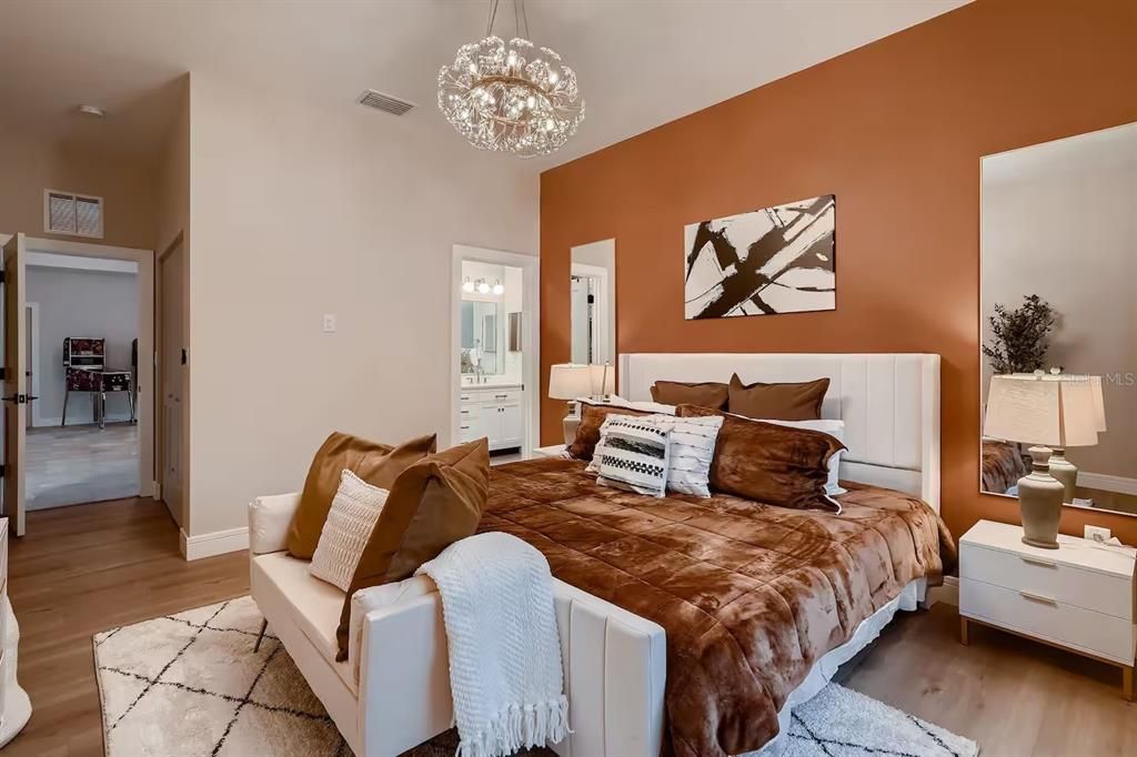 合同活跃: $1,225,000 (5 贝兹, 4 浴室, 3580 平方英尺)