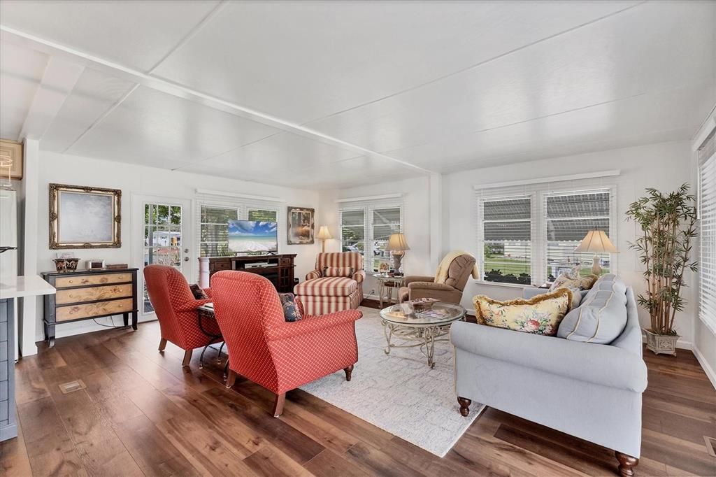 На продажу: $234,900 (2 спален, 1 ванн, 1000 Квадратных фут)