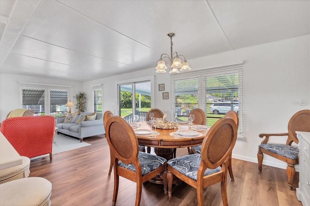 На продажу: $234,900 (2 спален, 1 ванн, 1000 Квадратных фут)