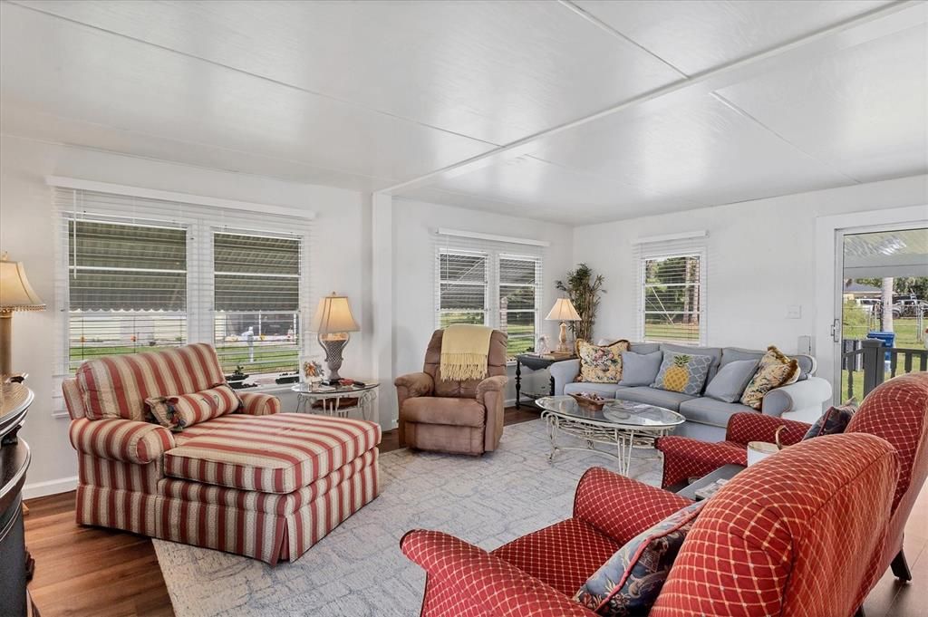 На продажу: $234,900 (2 спален, 1 ванн, 1000 Квадратных фут)