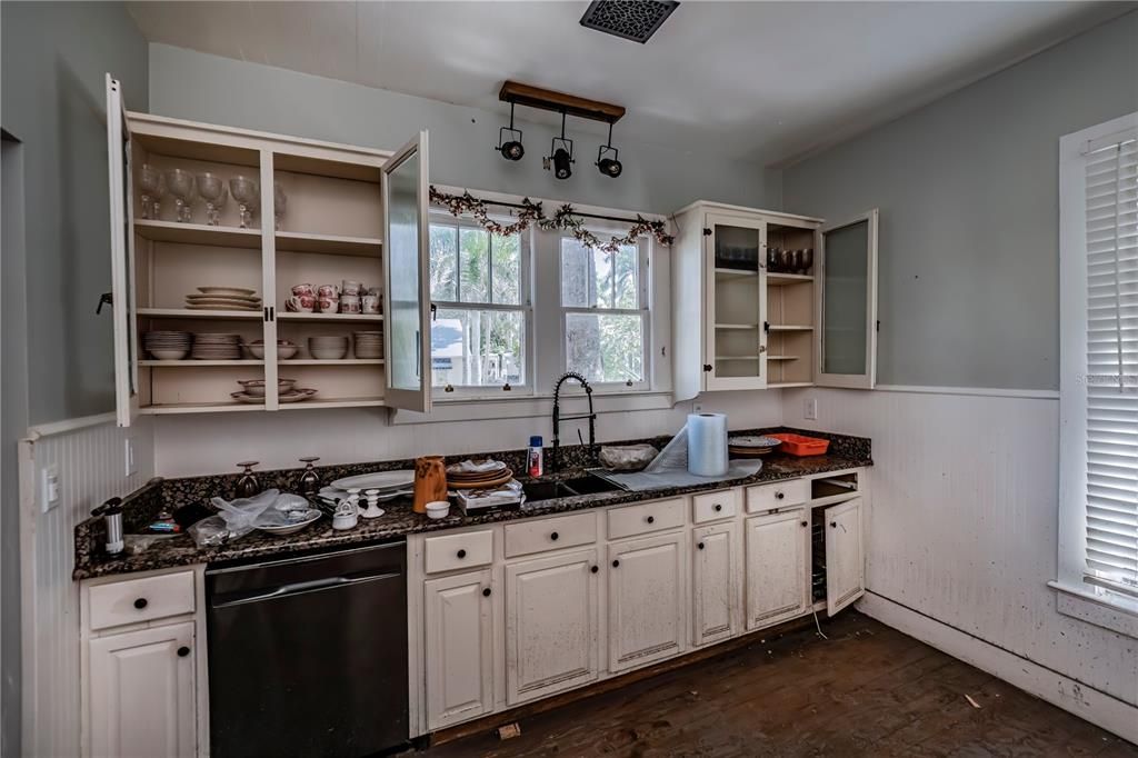 For Sale: $375,000 (3 beds, 2 baths, 1931 Square Feet)