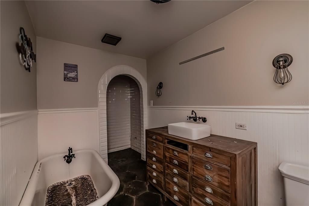 For Sale: $375,000 (3 beds, 2 baths, 1931 Square Feet)