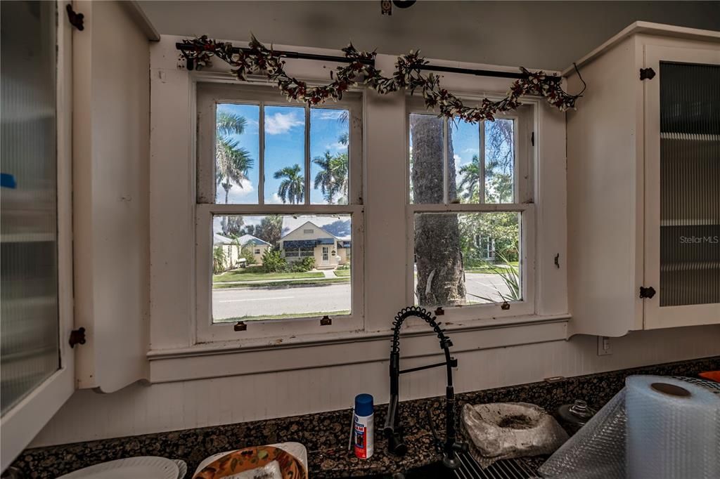 For Sale: $375,000 (3 beds, 2 baths, 1931 Square Feet)