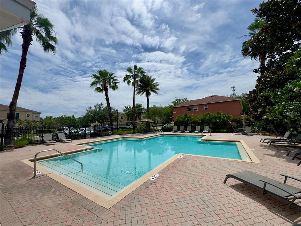 合同活跃: $209,999 (3 贝兹, 2 浴室, 1477 平方英尺)