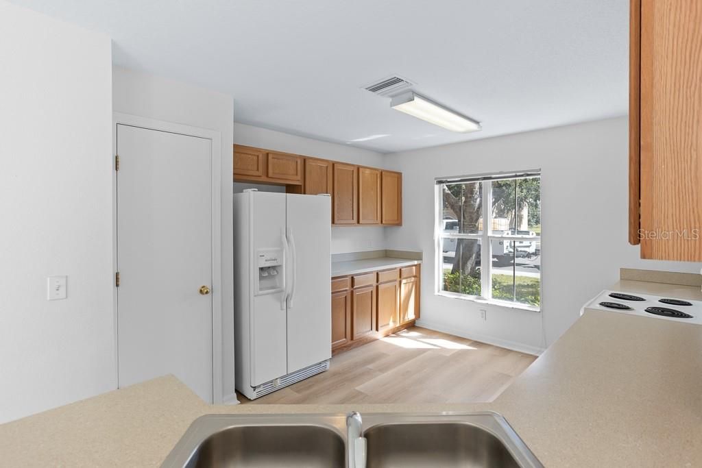 合同活跃: $209,999 (3 贝兹, 2 浴室, 1477 平方英尺)