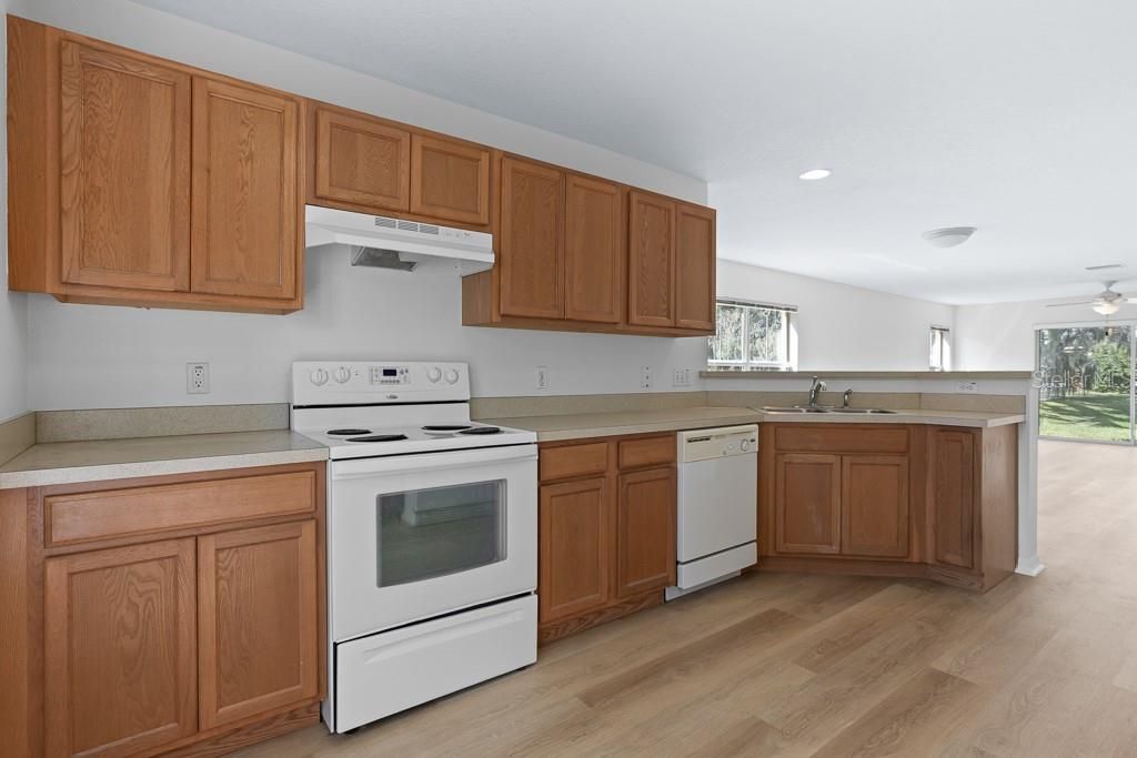 合同活跃: $209,999 (3 贝兹, 2 浴室, 1477 平方英尺)