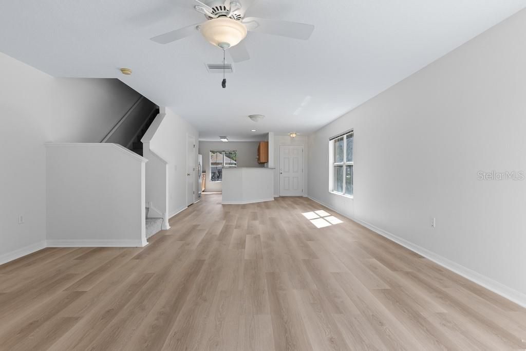 合同活跃: $209,999 (3 贝兹, 2 浴室, 1477 平方英尺)