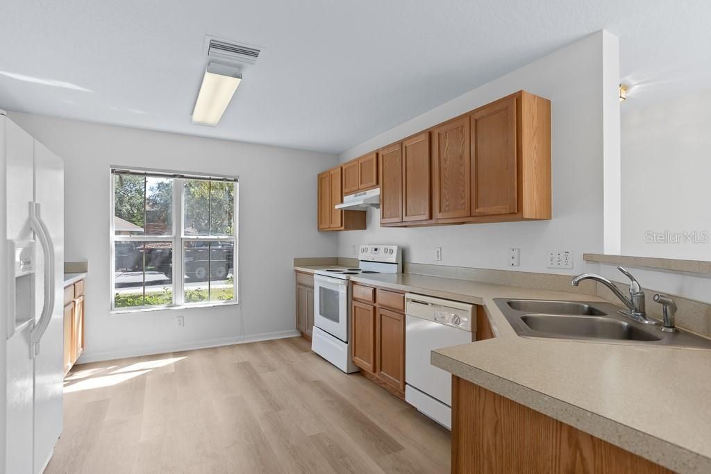 合同活跃: $209,999 (3 贝兹, 2 浴室, 1477 平方英尺)