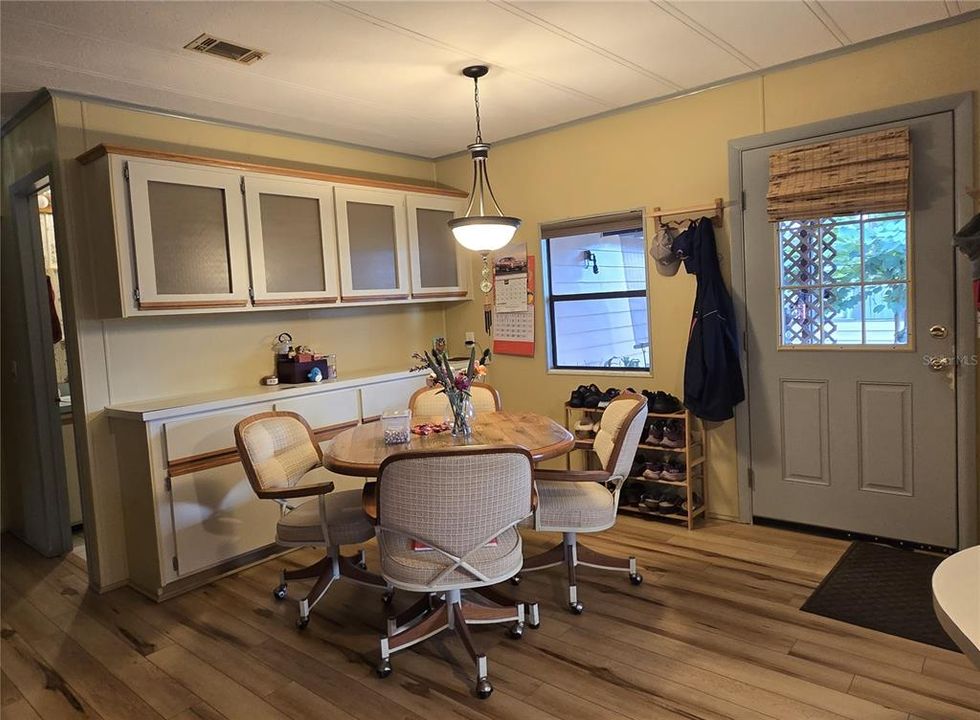 For Sale: $137,000 (2 beds, 2 baths, 1304 Square Feet)