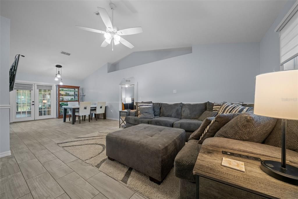 For Sale: $329,000 (3 beds, 2 baths, 1212 Square Feet)