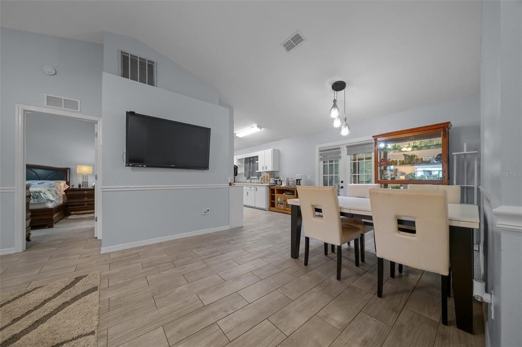 For Sale: $329,000 (3 beds, 2 baths, 1212 Square Feet)