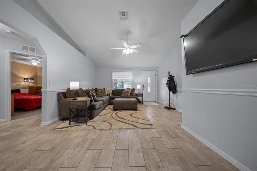 For Sale: $329,000 (3 beds, 2 baths, 1212 Square Feet)