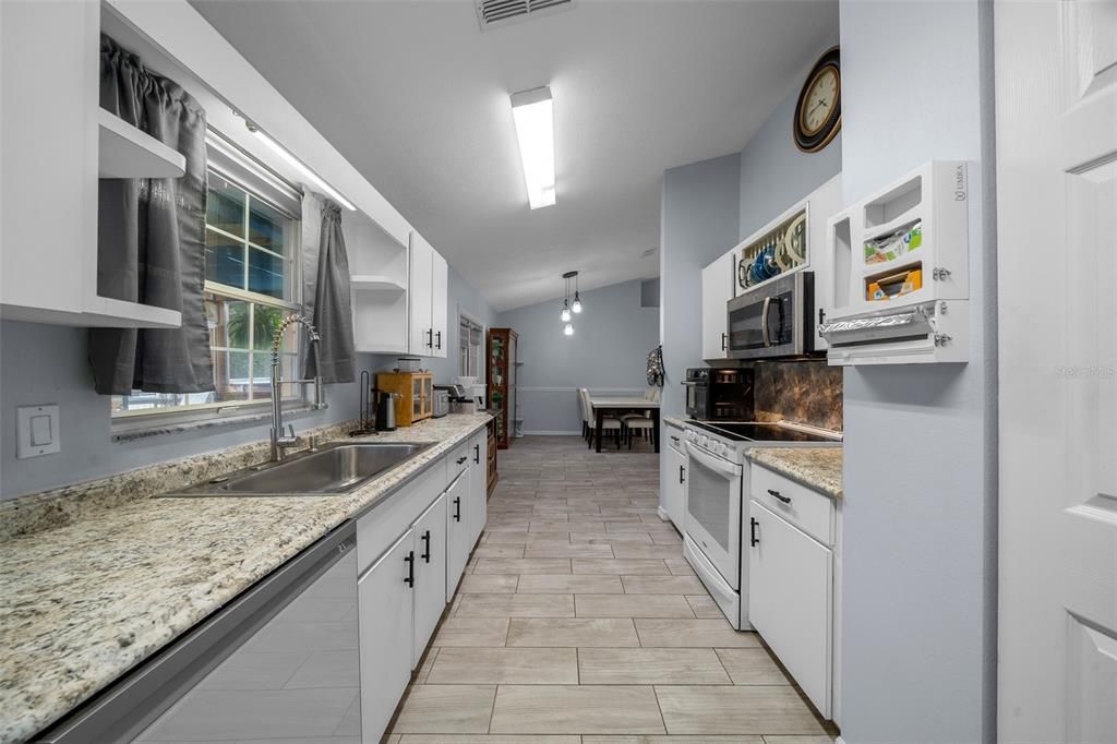 For Sale: $329,000 (3 beds, 2 baths, 1212 Square Feet)