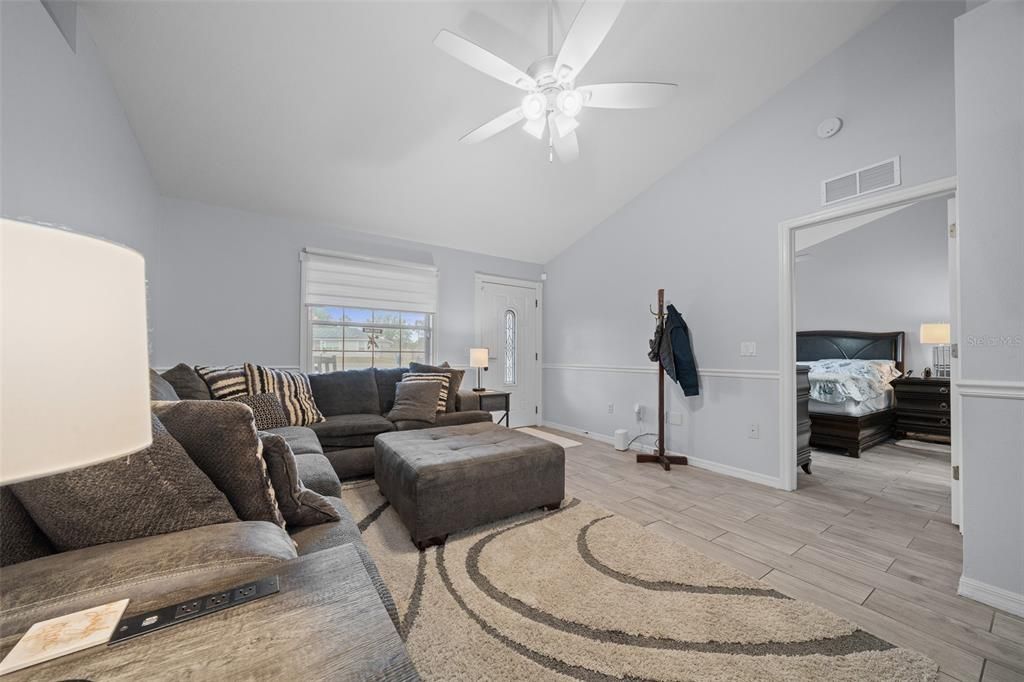 For Sale: $329,000 (3 beds, 2 baths, 1212 Square Feet)