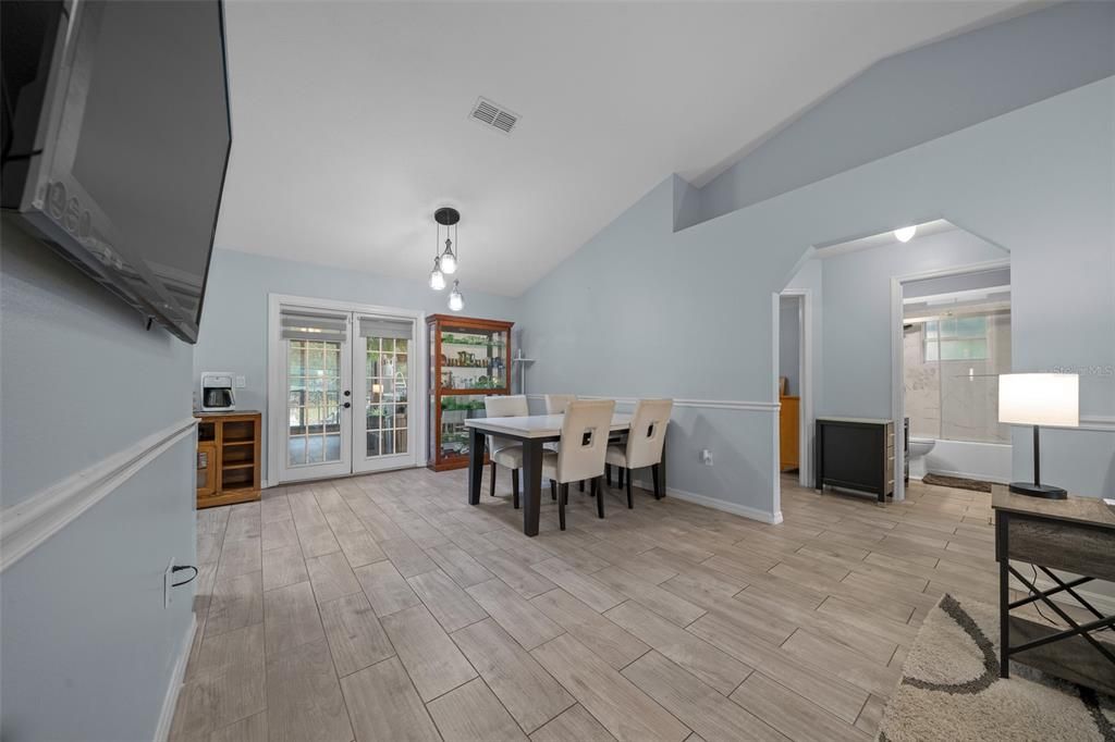 For Sale: $329,000 (3 beds, 2 baths, 1212 Square Feet)