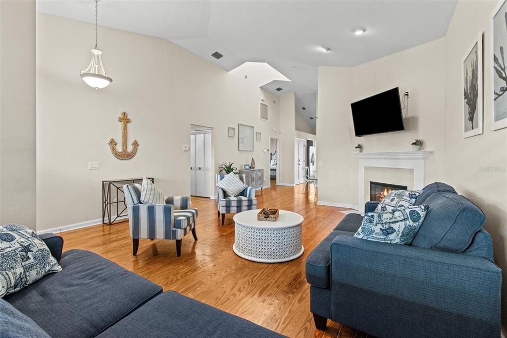 En Venta: $649,900 (2 camas, 2 baños, 1392 Pies cuadrados)