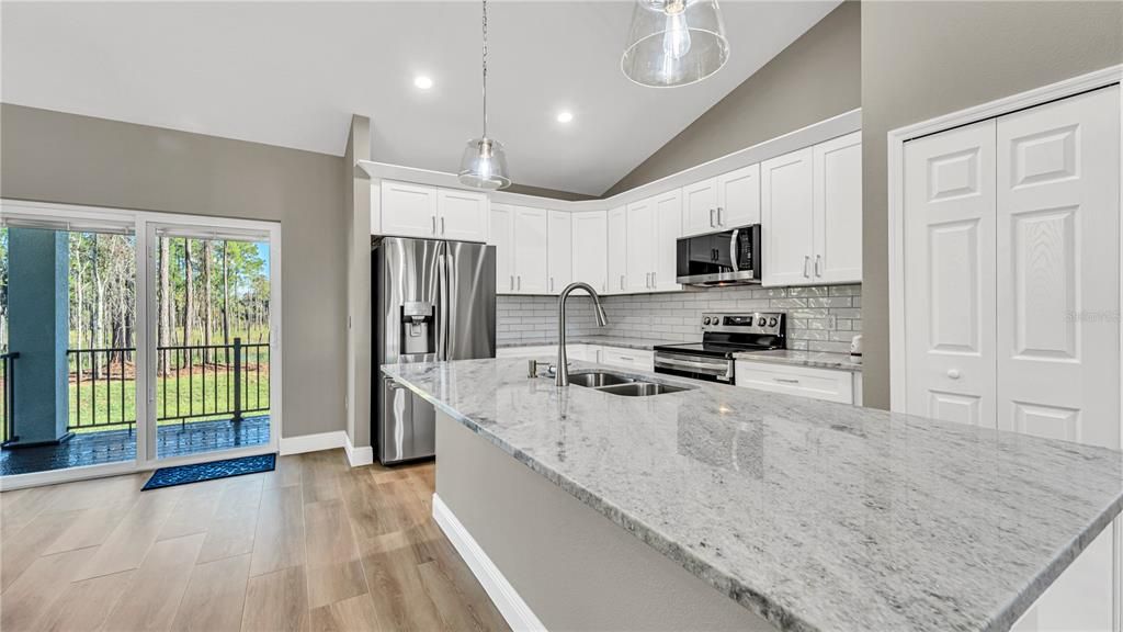 合同活跃: $365,000 (3 贝兹, 2 浴室, 1598 平方英尺)