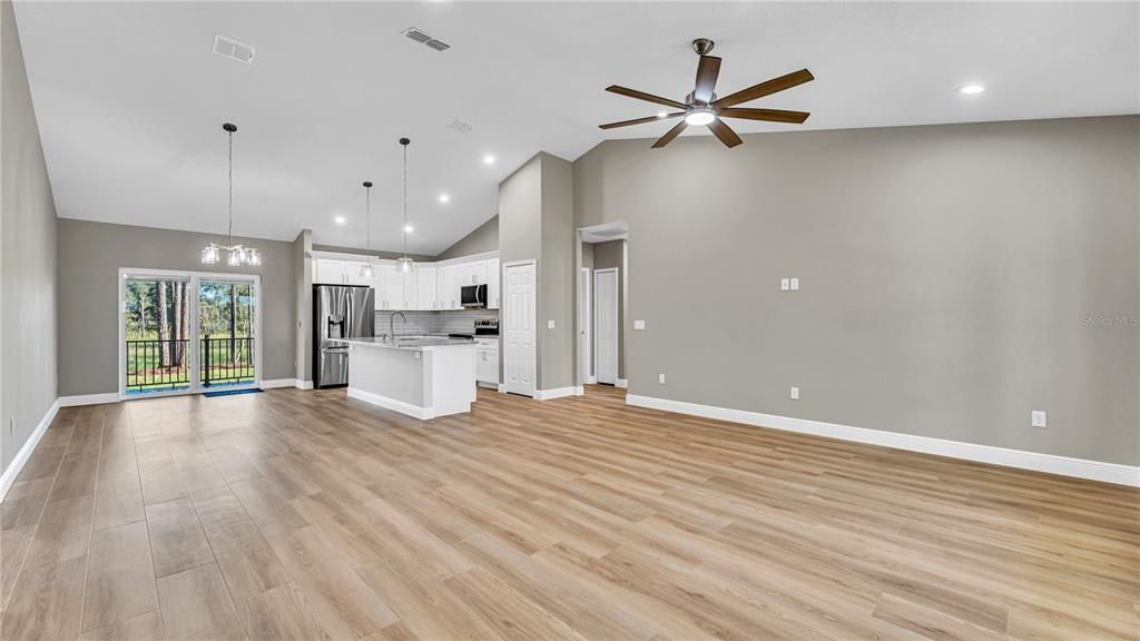 合同活跃: $365,000 (3 贝兹, 2 浴室, 1598 平方英尺)