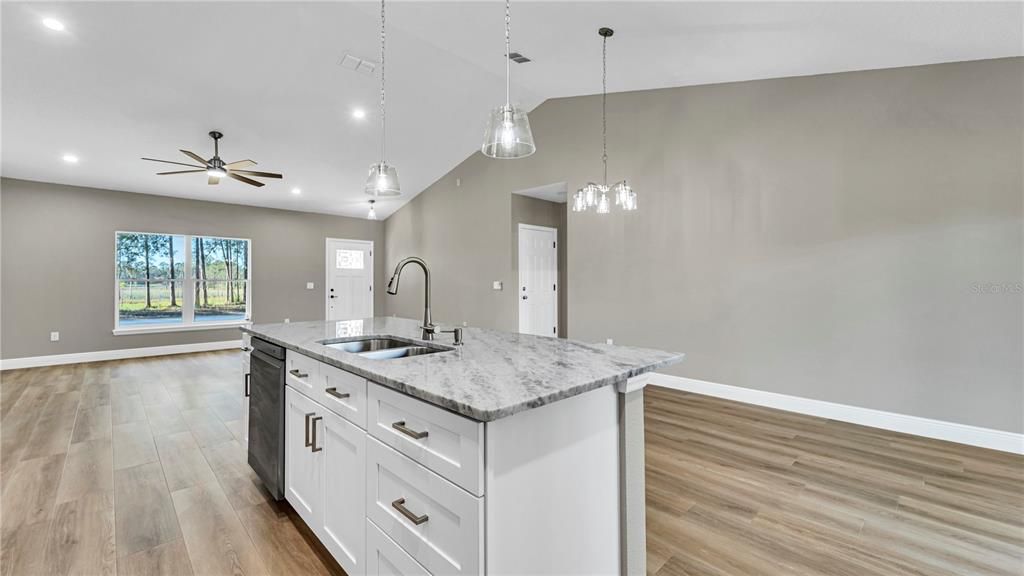 合同活跃: $365,000 (3 贝兹, 2 浴室, 1598 平方英尺)